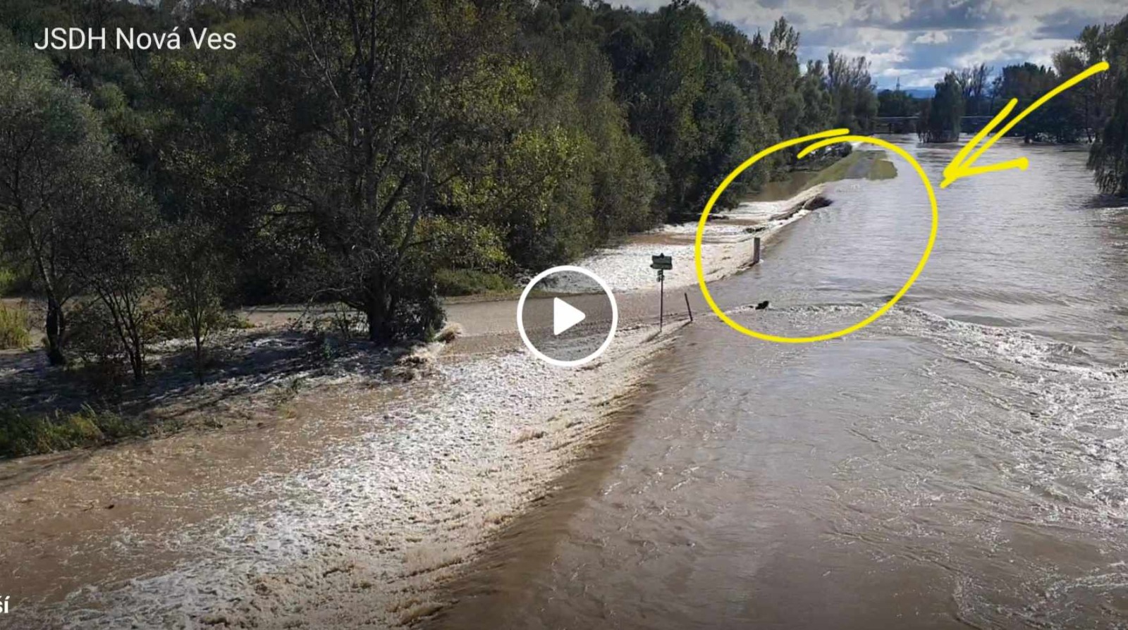 Voda dosáhla koruny protipovodňové hráze. Foto: JDSH z videa. Voda dosáhla koruny protipovodňové hráze. Foto: JDSH z videa.